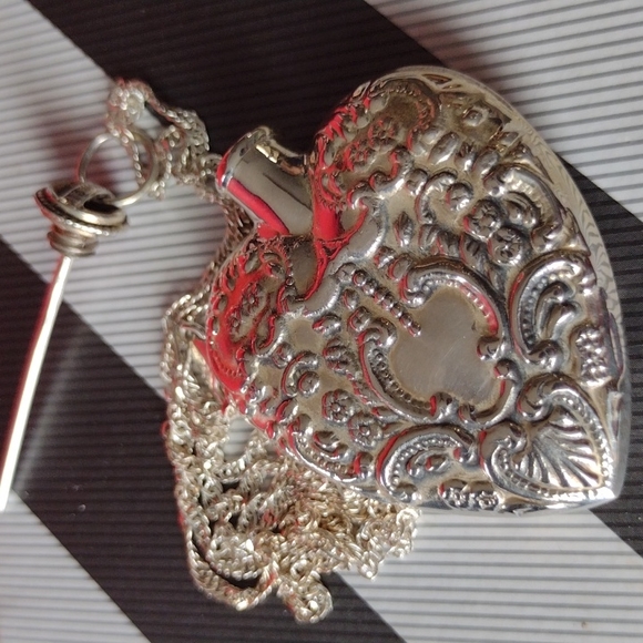 Stupendous Sterling Large Lady's Perfume Heart Fla - Picture 8 of 15